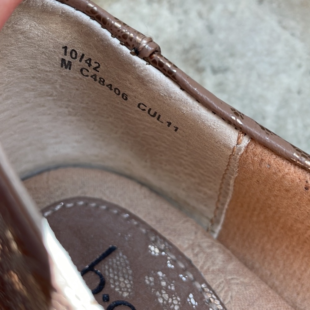 B.O.C. Born Concept Tan and Gold Flats - Picture 5 of 7